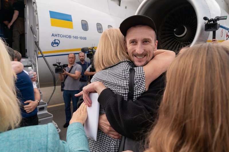 https://cdn-prod.opendemocracy.net/media/images/1024px-Returning_of_35_detained_Ukrainians_47.width-800.jpg