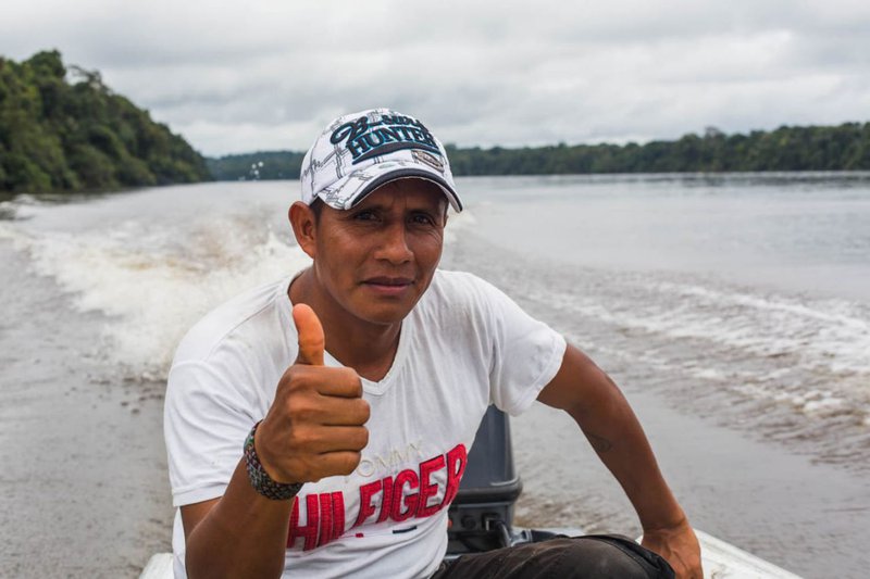 Robin Elkin Díaz navega no rio Apaporis, na reserva do parque Yaigojé Apaporis, no departamento do Amazonas, Colômbia