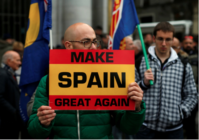 A man holds a ‘Make Spain Great Again’ sign at a gathering of supporters of Spain’s former dictator Francisco Franco. | REUTERS/Javier Barbancho.