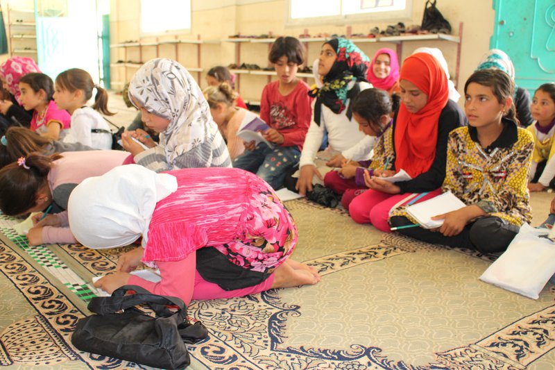 أطفال يتلقون دروساً في مسجد بمدينة سرمدا تصوير جابر عويد (خاصة).JPG