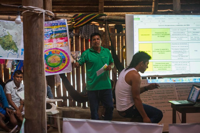 Robin Elkin Díaz Miraña explains new regulations to the Indigenous community of Providencia.