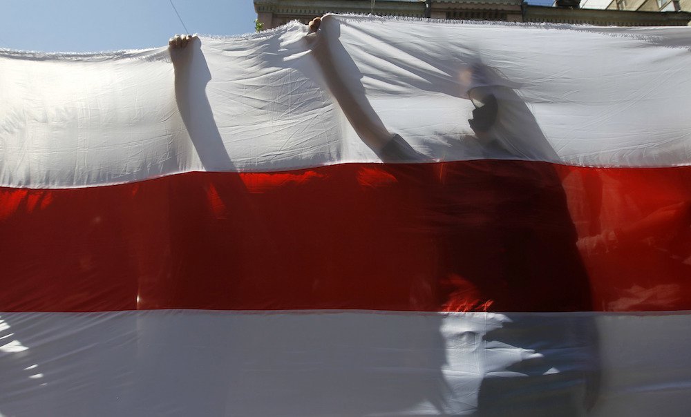 Бело красный флаг Украины. Бело-красно-белый флаг на ветру. Бело-красно-белый флаг отняли. Текстурный бело-красно-белый флаг. Бело красно белый флаг в россии